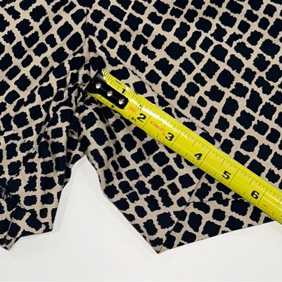 Banana Republic Geometric Navy & Tan Patterned Chino Shorts with pockets size 2 - Picture 11 of 11